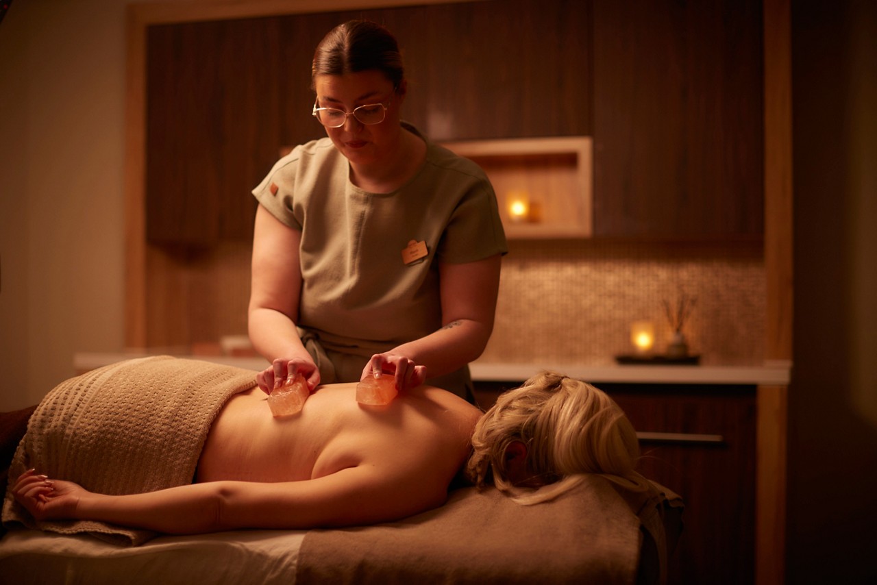 Himalayan salt rituation massage